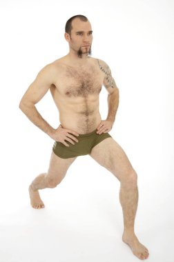 Beyaz stüdyo arka planında izole edilmiş erkek dövüşçü, spor yaşam tarzı konsepti 