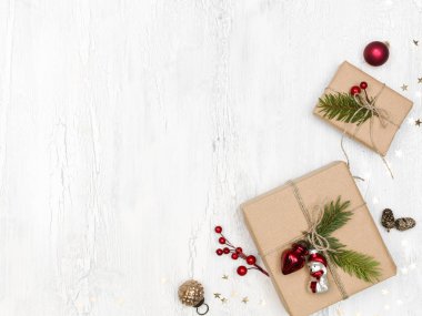 Beyaz ahşap masa üstünde güzel bir Noel arkaplanı manzarası