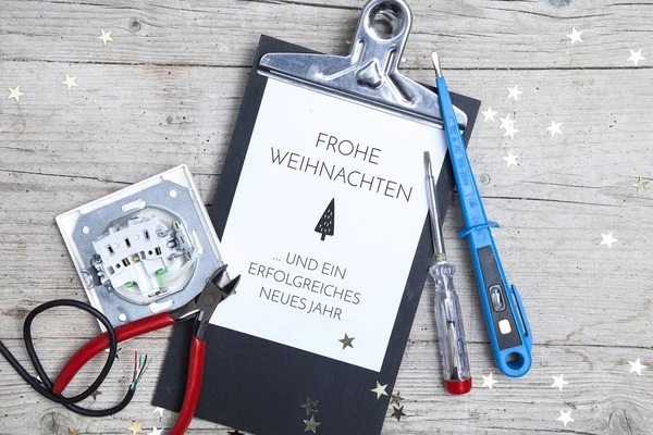 Kreative Weihnachtskarte Für Elektriker Auf Holztisch — Stockfoto