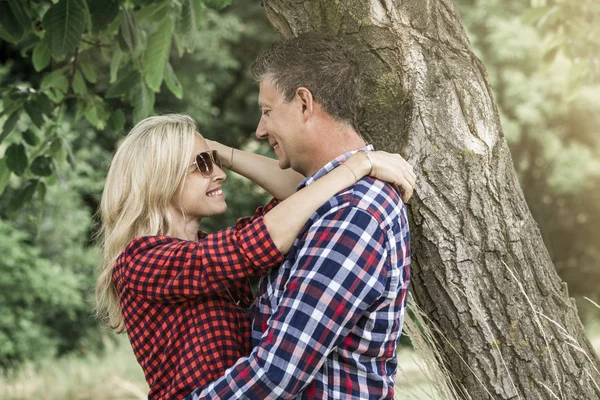 Glückliches Verliebtes Paar Kuschelt Sonnigem Tag Neben Baum Garten — Stockfoto