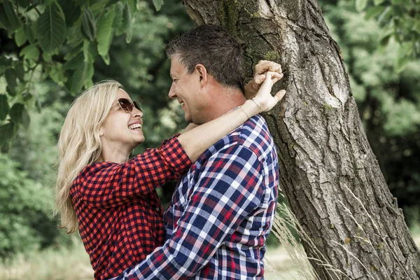 Glückliches Verliebtes Paar Kuschelt Sonnigem Tag Neben Baum Garten — Stockfoto