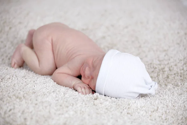 Semanas Bebê Recém Nascido Chapéu Branco Dormindo Coverlet — Fotografia de Stock