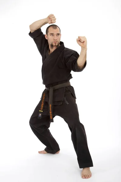 Serieuze Mannelijke Karate Vechter Kimono Training Geïsoleerd Witte Studio Achtergrond — Stockfoto