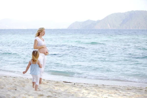 Jeune Femme Enceinte Jouant Avec Fille Sur Une Plage Sable — Photo