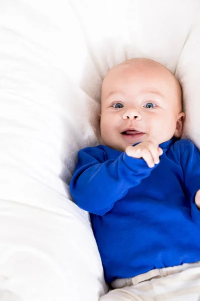 Mignon Petit Bébé Shirt Bleu Couché Sur Couverture Blanche — Photo