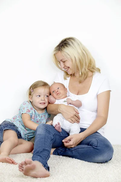 Retrato Mãe Seus Filhos Adoráveis Branco — Fotografia de Stock