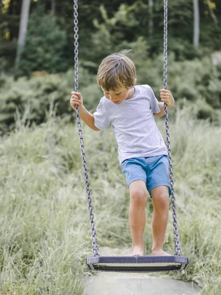 Blonder Junge Hat Spaß Beim Spielen Auf Affenschaukel Auf Spielplatz — Stockfoto