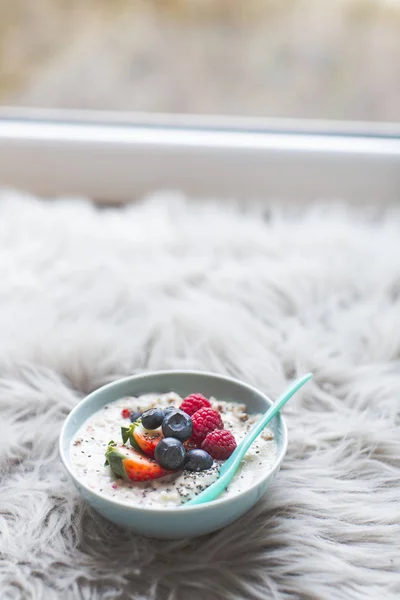 Oats Cereals Porridge Fresh Berries Grey Fur Background — Stock Photo, Image