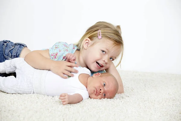 Retrato Adorável Menina Abraçando Seu Irmão Bebê — Fotografia de Stock