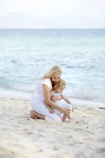 Giovane Donna Incinta Che Gioca Con Figlia Sulla Spiaggia Sabbia — Foto Stock