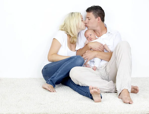 Οικογενειακό Πορτρέτο Των Ευτυχισμένων Γονιών Μικρό Μωρό Στο Λευκό — Φωτογραφία Αρχείου