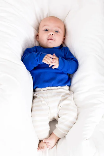 Lindo Pequeño Bebé Azul Camiseta Acostado Blanco Coverlet —  Fotos de Stock