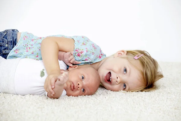Ritratto Adorabile Bambina Abbracciare Suo Bambino Fratello — Foto Stock