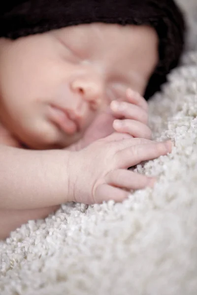 Bonito Semanas Recém Nascido Bebê Envolto Tecido Marrom Dormindo Coverlet — Fotografia de Stock