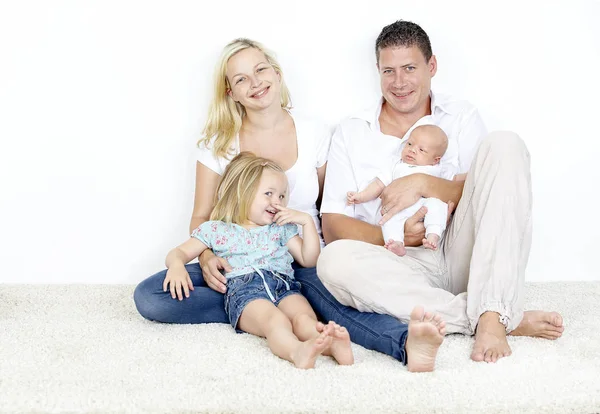 Οικογενειακό Πορτρέτο Της Όμορφης Οικογένειας Δύο Παιδιά Λευκό — Φωτογραφία Αρχείου