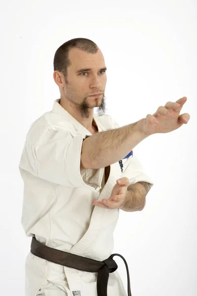 Sério Lutador Karatê Masculino Treinamento Quimono Isolado Fundo Estúdio Branco — Fotografia de Stock