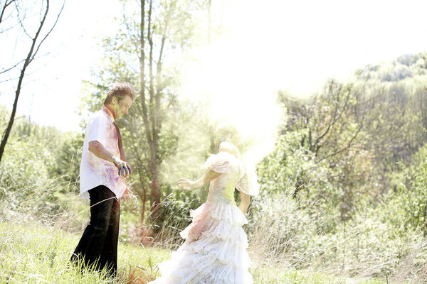 молодая красивая невеста и жених в цветном порошке Холи проводят время вместе