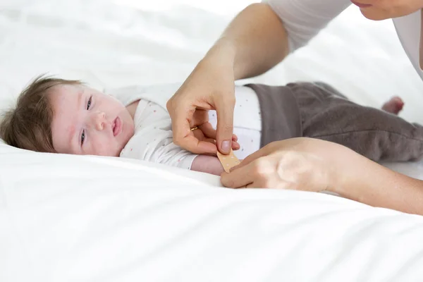Mutter Oder Arzt Oder Krankenschwester Setzt Dem Baby Ein Pflaster — Stockfoto