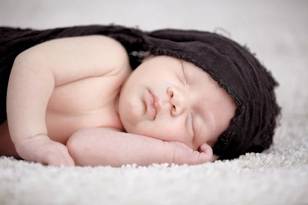 Lindo Bebé Recién Nacido Semanas Envuelto Textil Marrón Durmiendo Bata —  Fotos de Stock
