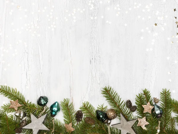 Ramas Árbol Navidad Verde Con Bolas Conos Pino Sobre Fondo —  Fotos de Stock