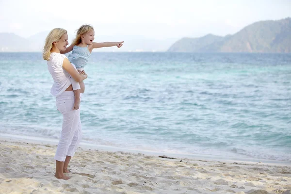 Giovane Donna Incinta Tiene Bambino Braccio Mentre Piedi Sulla Costa — Foto Stock