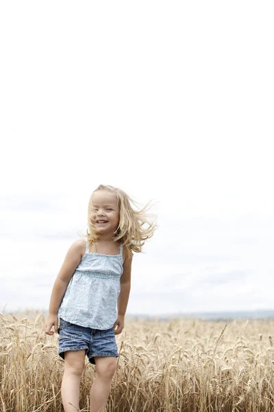 Blond Mooi Meisje Lopen Gouden Tarwe Weide — Stockfoto