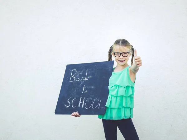 Κορίτσι Γυαλιά Κρατώντας Μαυροπίνακα Λόγια Πίσω Στο Σχολείο Και Δείχνει — Φωτογραφία Αρχείου