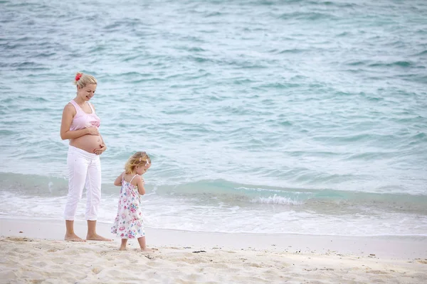 Jeune Femme Enceinte Jouant Avec Fille Sur Une Plage Sable — Photo