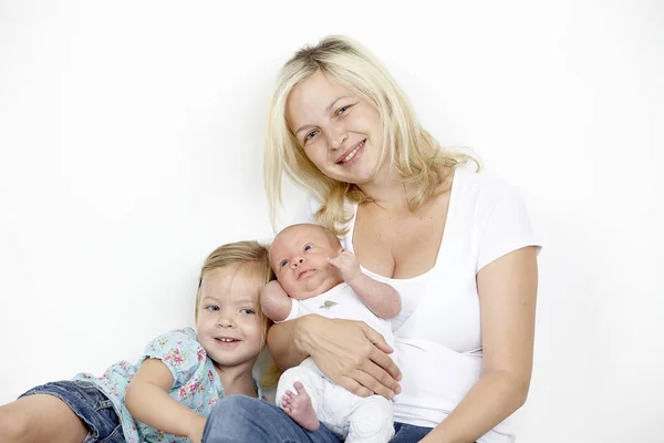 Retrato Mãe Seus Filhos Adoráveis Branco — Fotografia de Stock