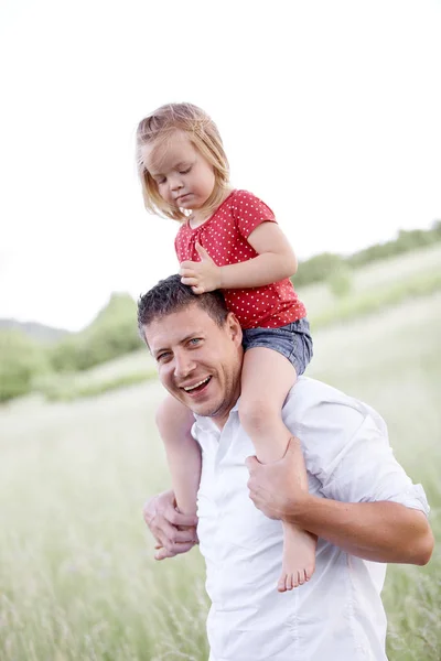 Porträt Von Vater Und Tochter Auf Der Grünen Wiese — Stockfoto