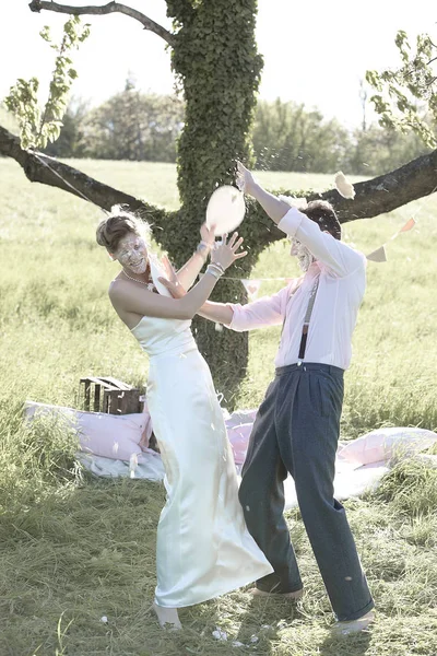 Gelin Damat Yeşil Çayırda Keklerle Oynuyorlar — Stok fotoğraf