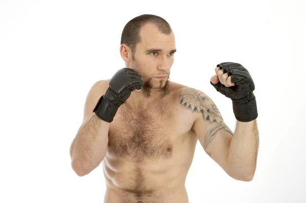 Atleta Sombrío Guantes Boxeo Posando Aislado Sobre Fondo Estudio Blanco — Foto de Stock