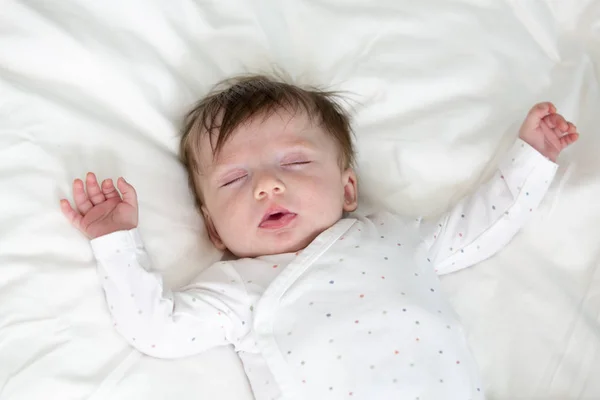 Bébé Mignon Avec Corps Pointillé Est Couché Dans Lit — Photo