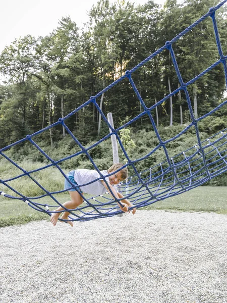 Blonder Junge Hat Spaß Beim Spielen Auf Seilkletterplatz — Stockfoto