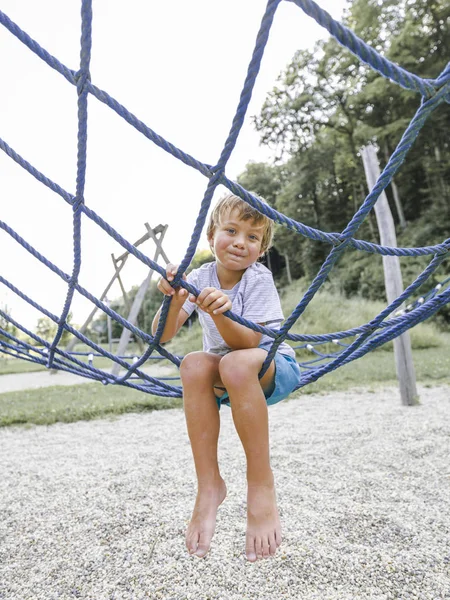 Blonder Junge Hat Spaß Beim Spielen Auf Seilkletterplatz — Stockfoto