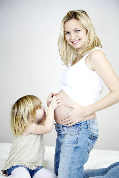 Hija Tocando Vientre Madre Embarazada — Foto de Stock