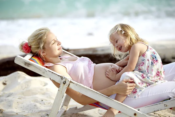 Mujer Embarazada Joven Con Hija Tumbada Una Tumbona Playa — Foto de Stock
