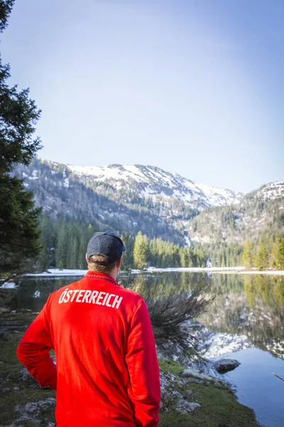 오스트리아 오스트리아 단어로 빨간색 스웨터에 등산객의 — 스톡 사진