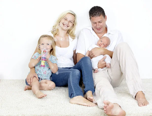 Retrato Familiar Bela Família Com Dois Filhos Branco — Fotografia de Stock