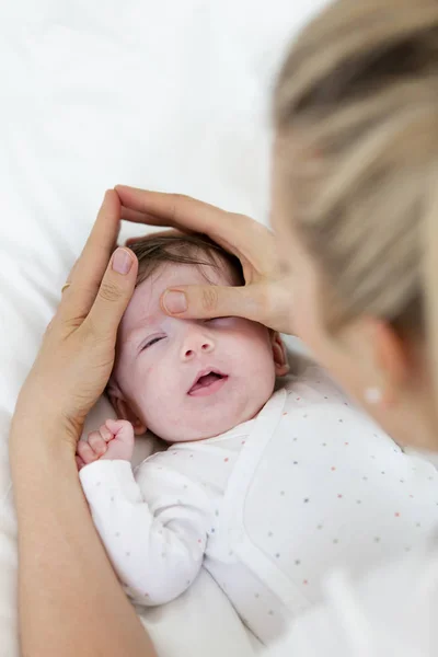 Ung Mamma Masserande Söt Liten Baby Säng — Stockfoto