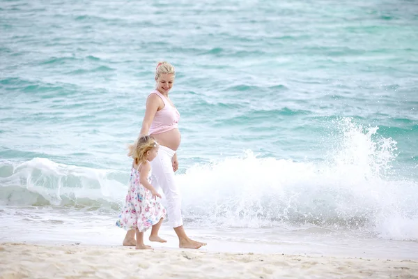 Młoda Kobieta Ciąży Gra Córka Piaszczystej Plaży — Zdjęcie stockowe