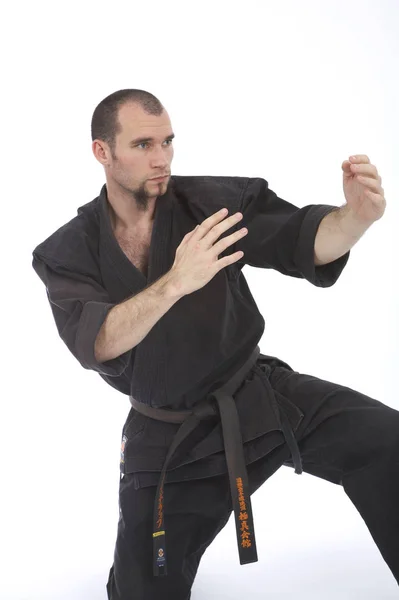 Serieuze Mannelijke Karate Vechter Kimono Training Geïsoleerd Witte Studio Achtergrond — Stockfoto