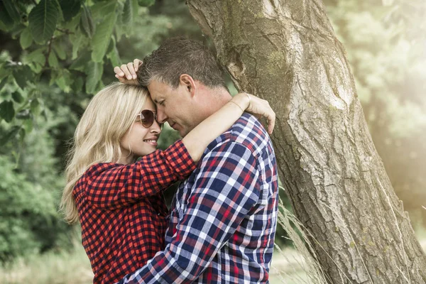 Felice Coppia Innamorata Coccole Vicino Albero Giardino Nella Giornata Sole — Foto Stock