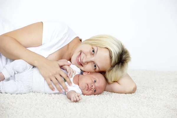 Retrato Mãe Abraçando Seu Pequeno Bebê — Fotografia de Stock