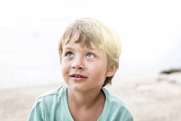 Sevimli Sarışın Çocuğun Güneşli Gün Kumsalda — Stok fotoğraf