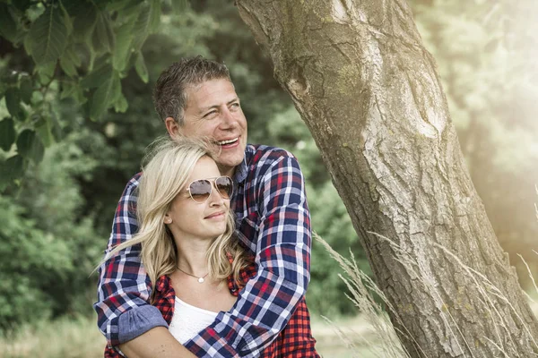 Felice Coppia Innamorata Coccole Vicino Albero Giardino Nella Giornata Sole — Foto Stock