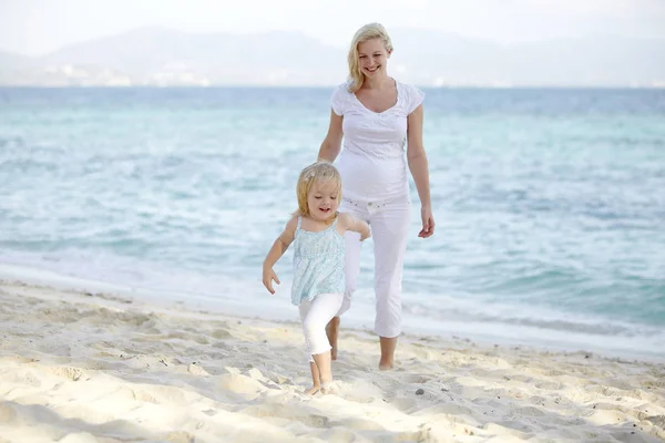 Giovane Donna Incinta Che Gioca Con Figlia Sulla Spiaggia Sabbia — Foto Stock