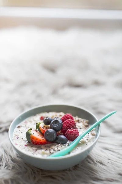 Oats Cereals Porridge Fresh Berries Grey Fur Background — Stock Photo, Image