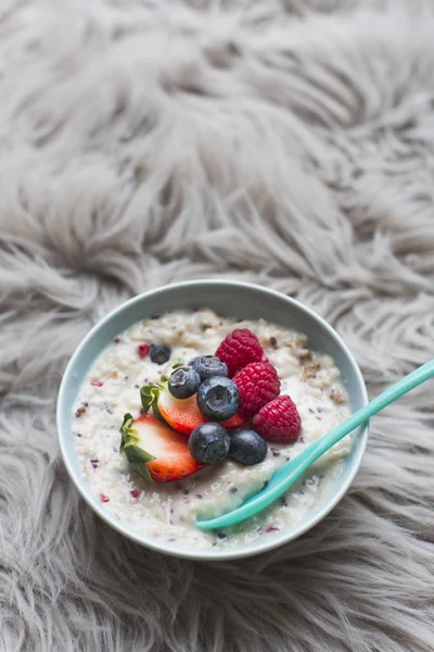 Oats Cereals Porridge Fresh Berries Grey Fur Background Top View — Stock Photo, Image