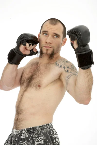 Atleta Sombrío Guantes Boxeo Posando Aislado Sobre Fondo Estudio Blanco — Foto de Stock